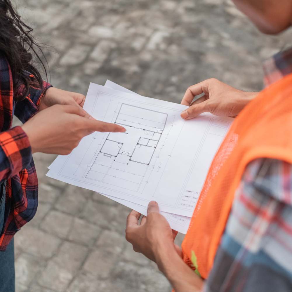 overleg bouwbegeleider en particuliere klant